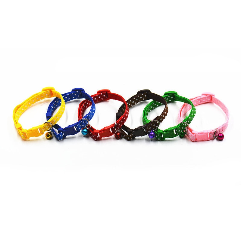 Collar Ajustable con Cascabel para Gatos y Perros pequeños – Diseño con Puntos y Acolchado Suave ✨